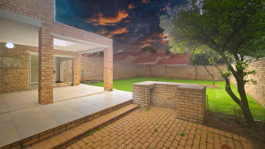 To Let 4 Bedroom Property for Rent in Sandown Gauteng