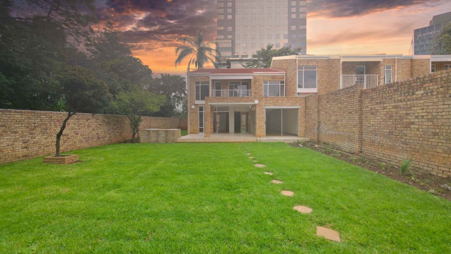 To Let 4 Bedroom Property for Rent in Sandown Gauteng