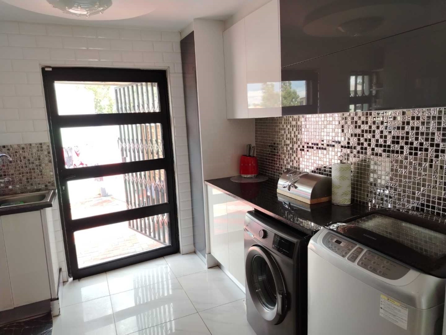 4 Bedroom Property for Sale in Strubenvale Gauteng