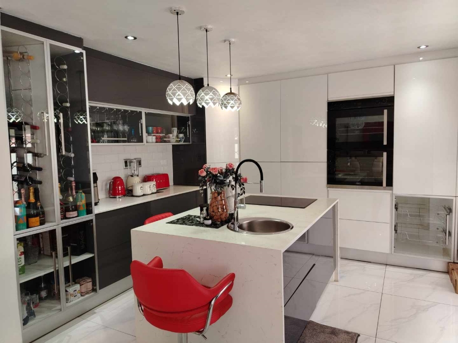 4 Bedroom Property for Sale in Strubenvale Gauteng