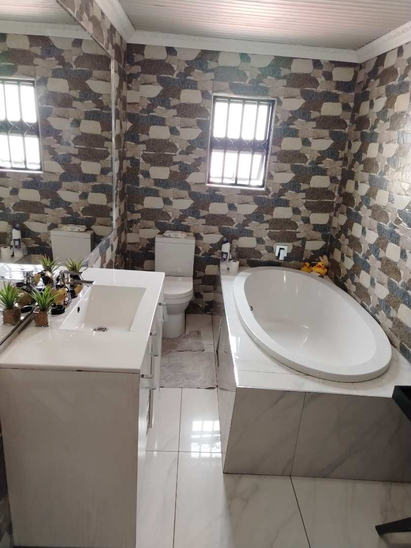 4 Bedroom Property for Sale in Strubenvale Gauteng