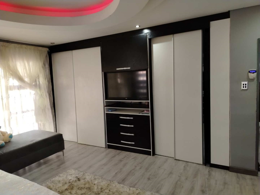 4 Bedroom Property for Sale in Strubenvale Gauteng