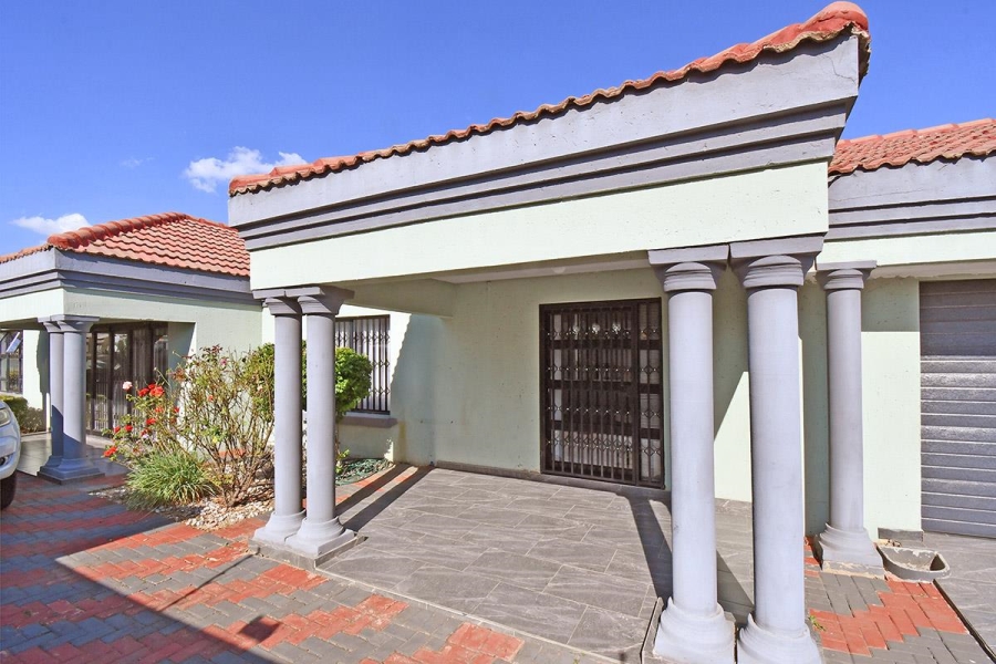 4 Bedroom Property for Sale in Strubenvale Gauteng
