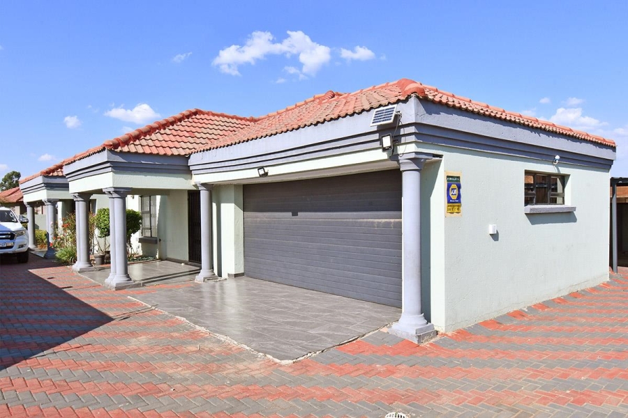 4 Bedroom Property for Sale in Strubenvale Gauteng