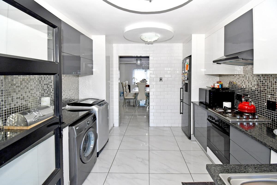 4 Bedroom Property for Sale in Strubenvale Gauteng