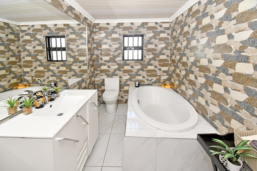 4 Bedroom Property for Sale in Strubenvale Gauteng