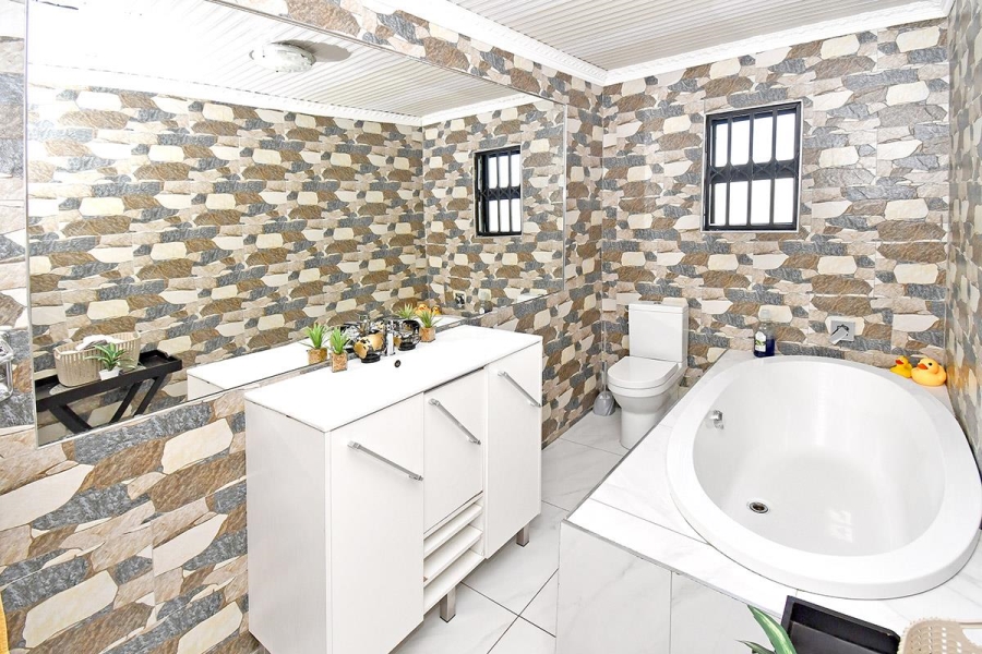 4 Bedroom Property for Sale in Strubenvale Gauteng