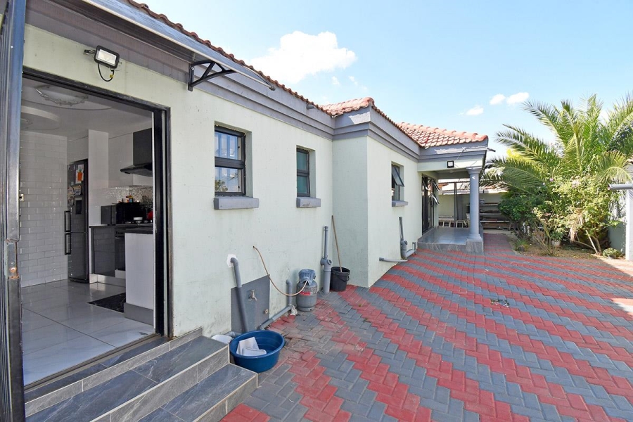 4 Bedroom Property for Sale in Strubenvale Gauteng