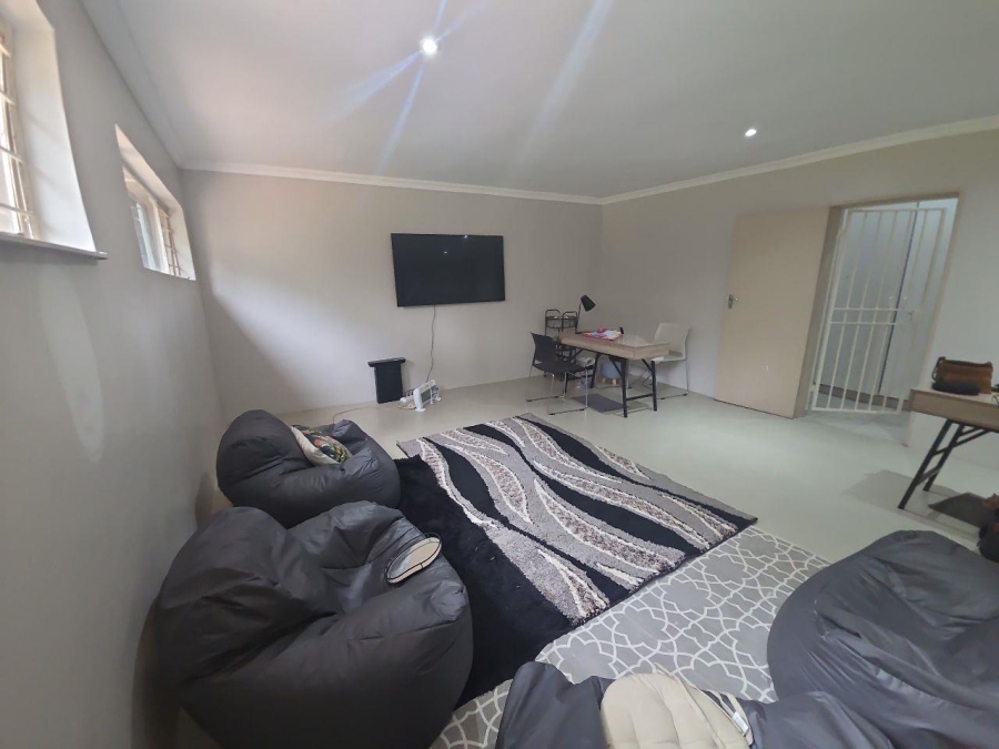 To Let 4 Bedroom Property for Rent in Roodekrans Gauteng
