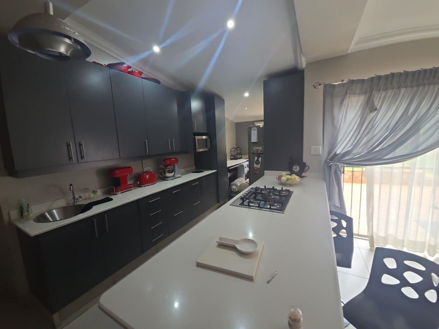 To Let 4 Bedroom Property for Rent in Roodekrans Gauteng