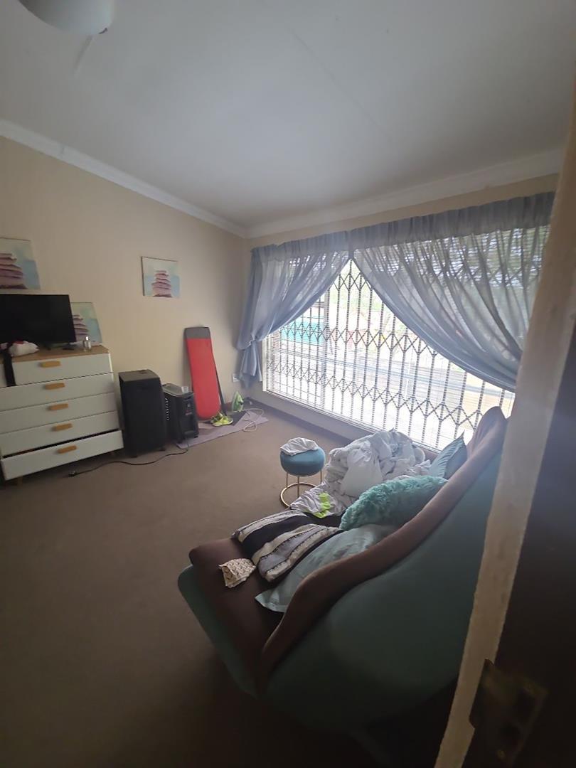 To Let 4 Bedroom Property for Rent in Roodekrans Gauteng