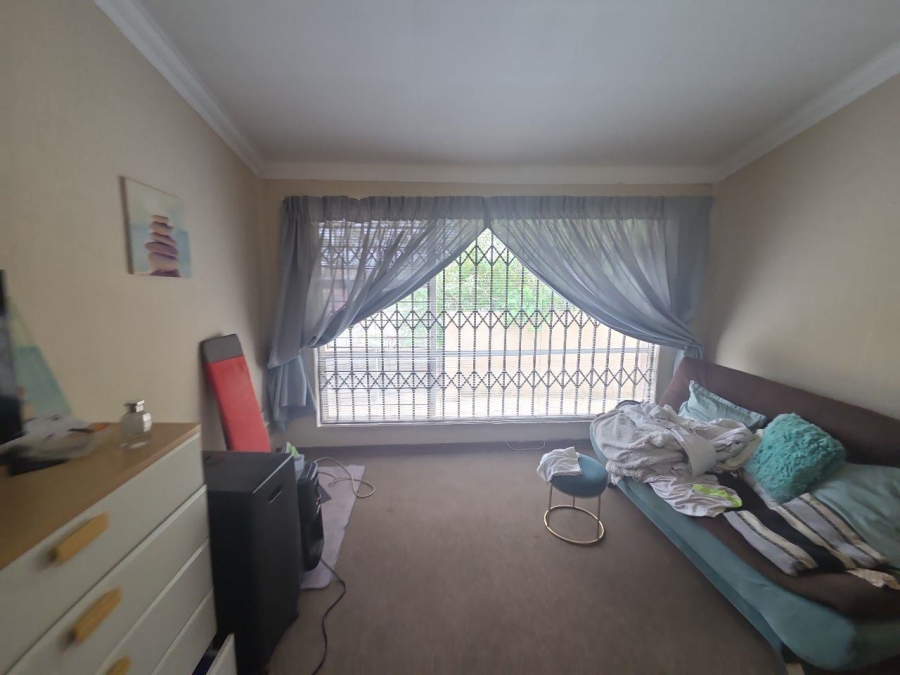 To Let 4 Bedroom Property for Rent in Roodekrans Gauteng