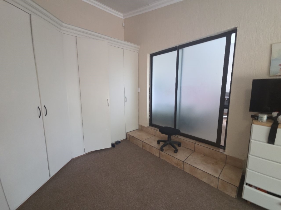 To Let 4 Bedroom Property for Rent in Roodekrans Gauteng