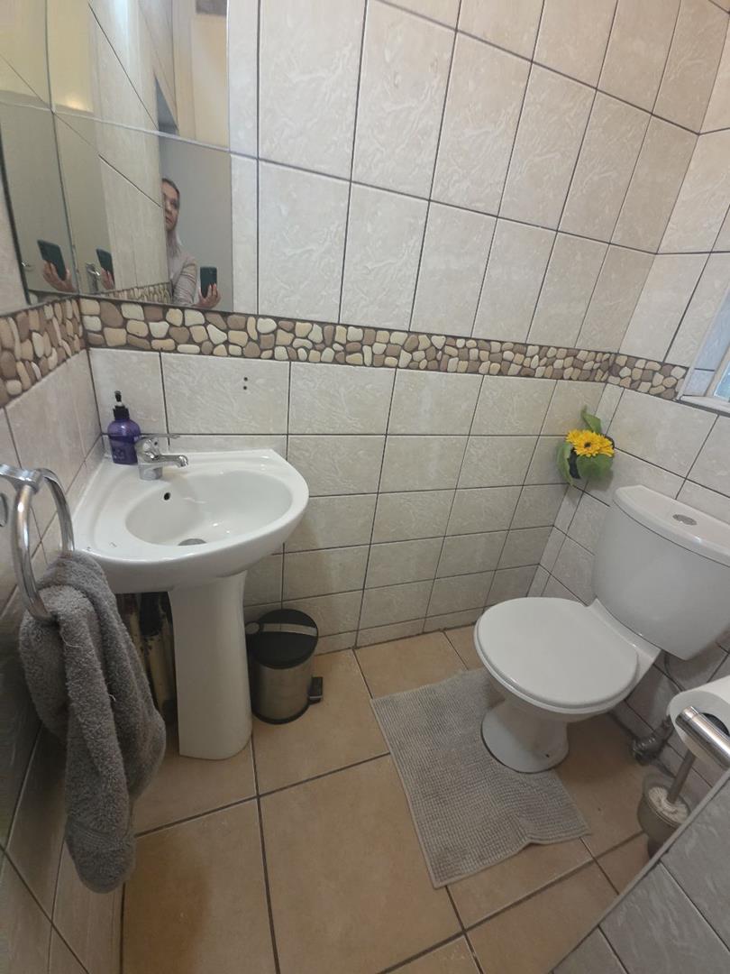 To Let 4 Bedroom Property for Rent in Roodekrans Gauteng