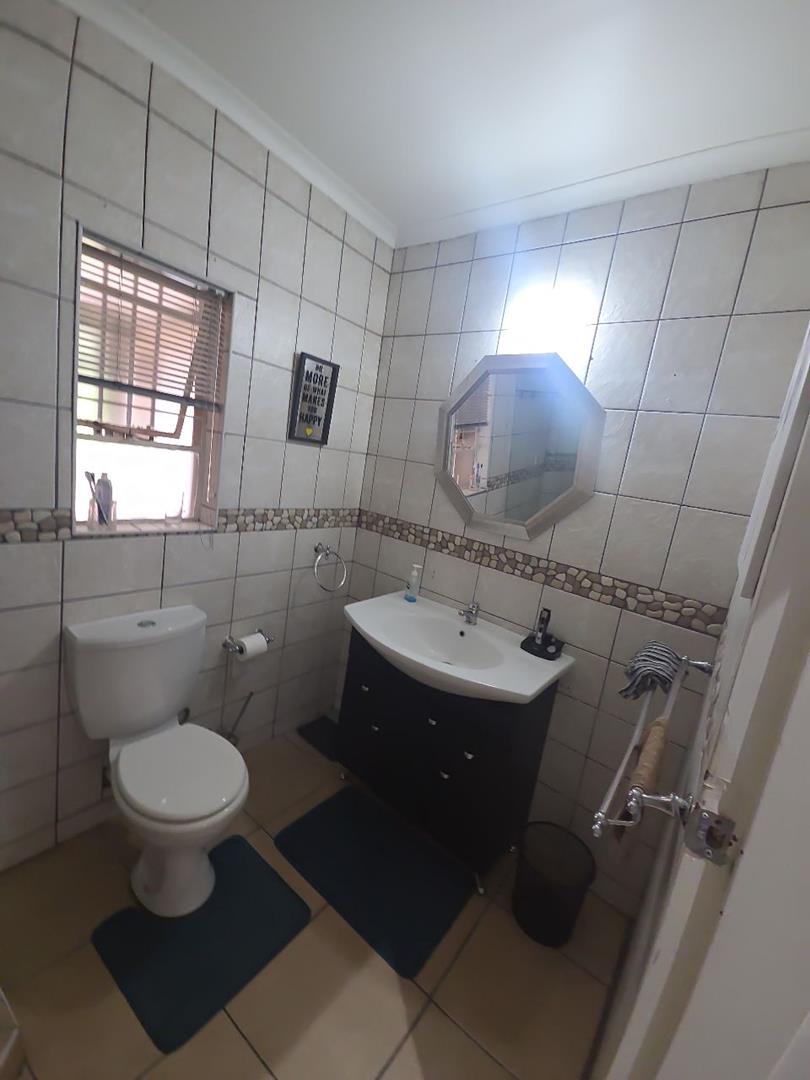 To Let 4 Bedroom Property for Rent in Roodekrans Gauteng