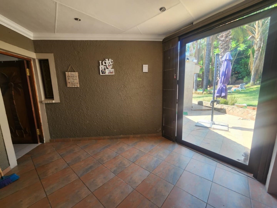To Let 4 Bedroom Property for Rent in Roodekrans Gauteng