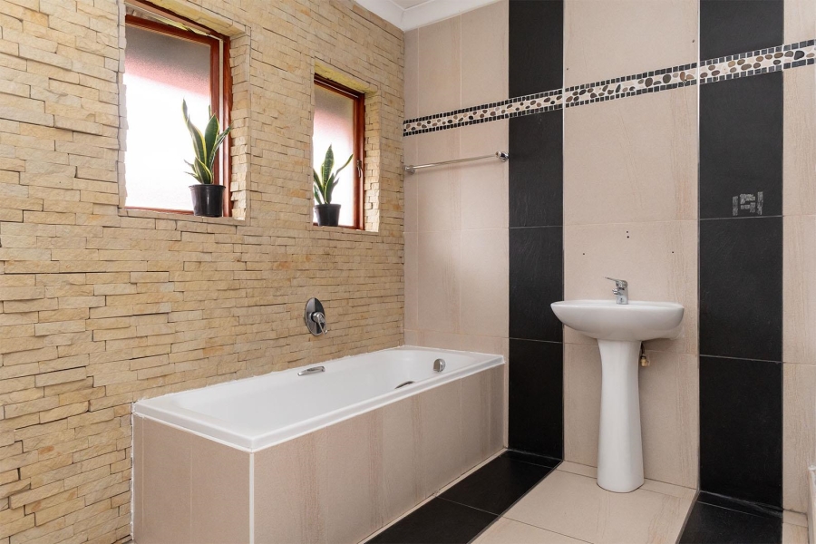 3 Bedroom Property for Sale in Glen Marais Gauteng