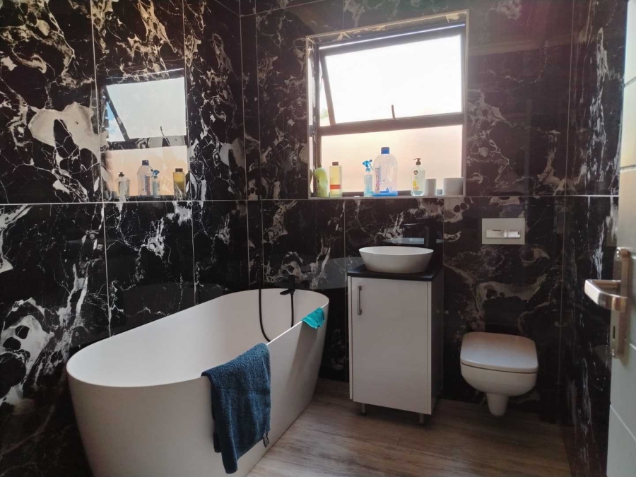 To Let 2 Bedroom Property for Rent in Glenvista Gauteng