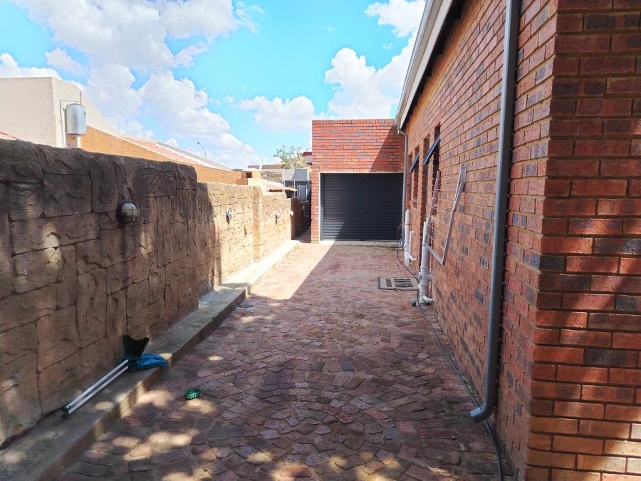 To Let 2 Bedroom Property for Rent in Glenvista Gauteng
