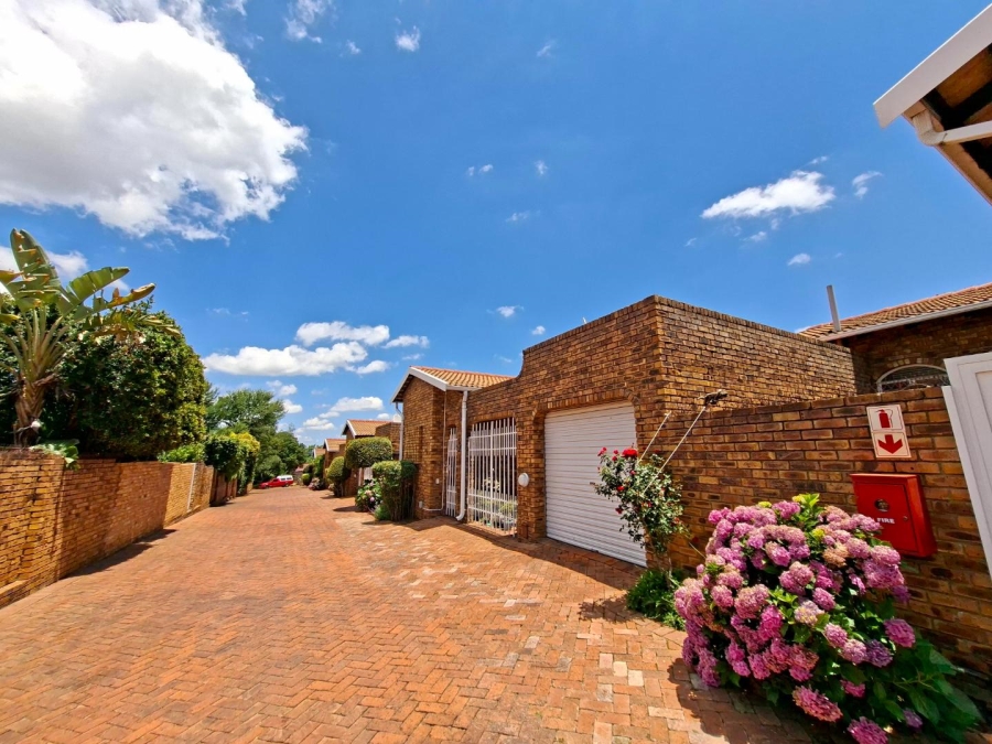 To Let 3 Bedroom Property for Rent in Bryanston Gauteng