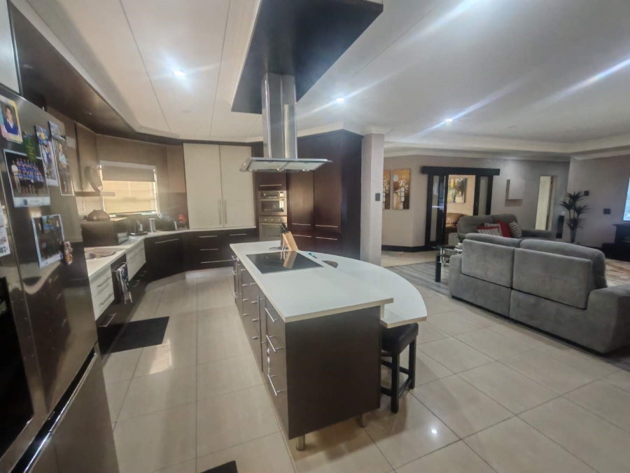 5 Bedroom Property for Sale in Eldoraigne Gauteng