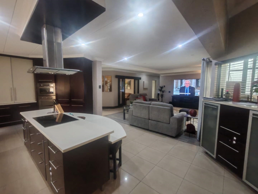 5 Bedroom Property for Sale in Eldoraigne Gauteng
