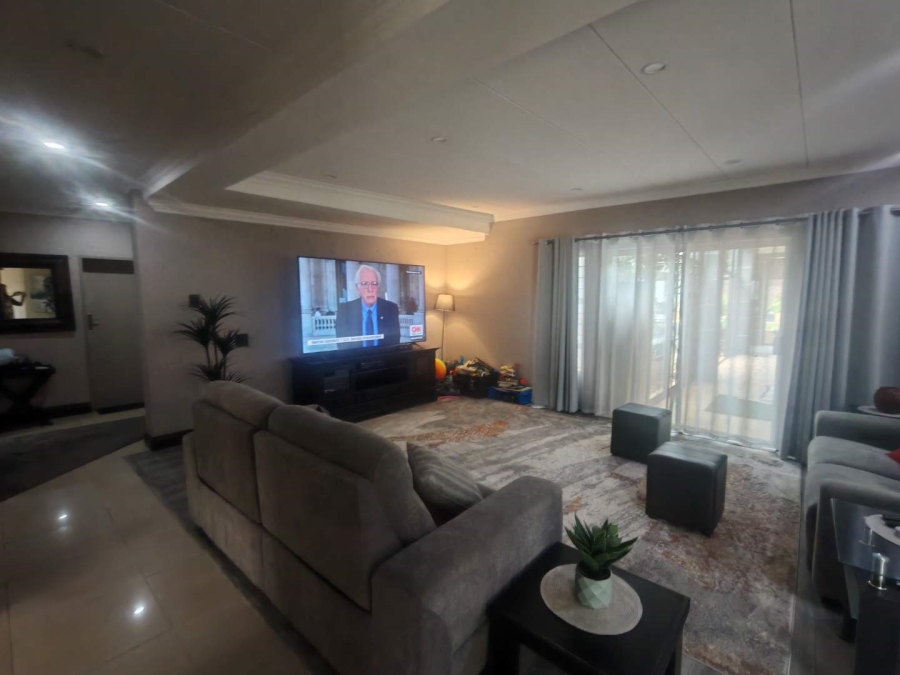 5 Bedroom Property for Sale in Eldoraigne Gauteng