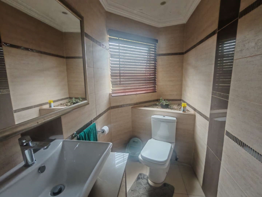 5 Bedroom Property for Sale in Eldoraigne Gauteng