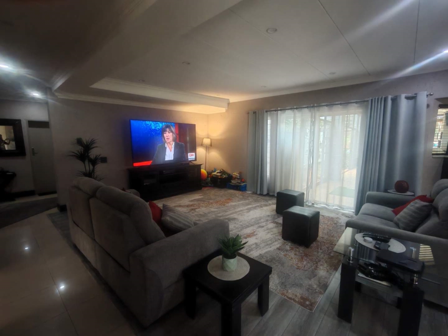 5 Bedroom Property for Sale in Eldoraigne Gauteng