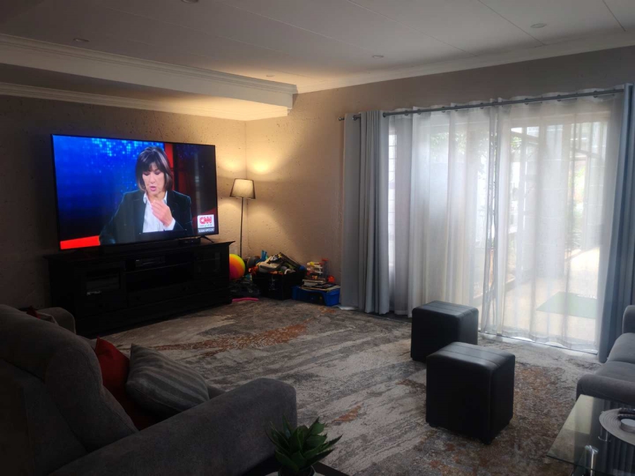 5 Bedroom Property for Sale in Eldoraigne Gauteng