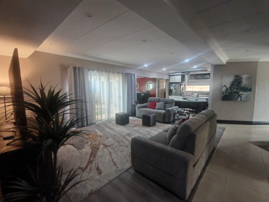 5 Bedroom Property for Sale in Eldoraigne Gauteng