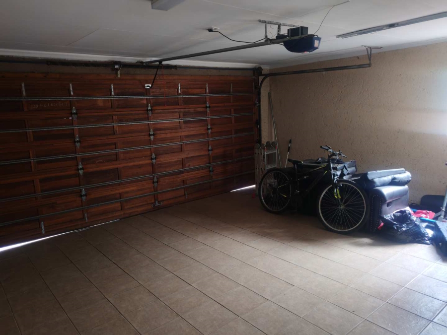 5 Bedroom Property for Sale in Eldoraigne Gauteng