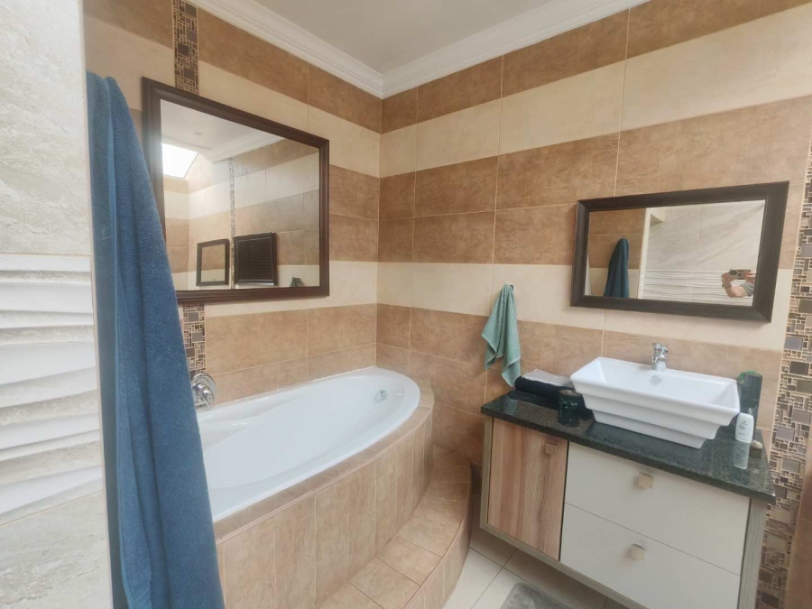 5 Bedroom Property for Sale in Eldoraigne Gauteng