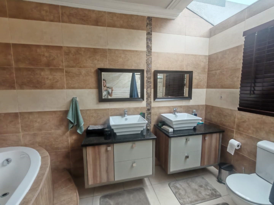 5 Bedroom Property for Sale in Eldoraigne Gauteng