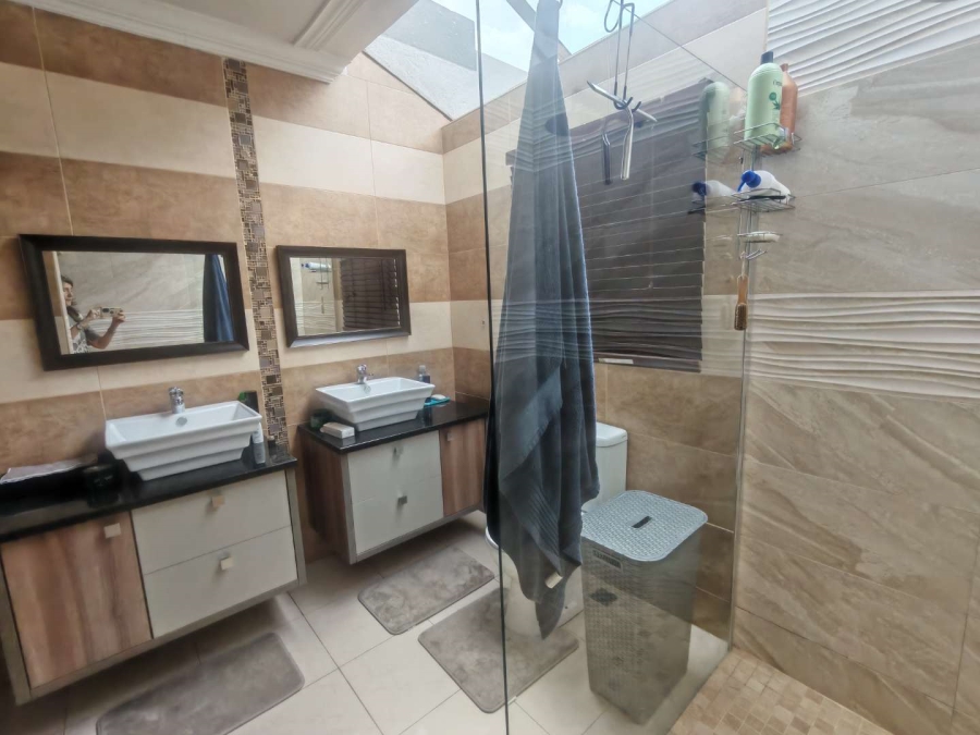 5 Bedroom Property for Sale in Eldoraigne Gauteng