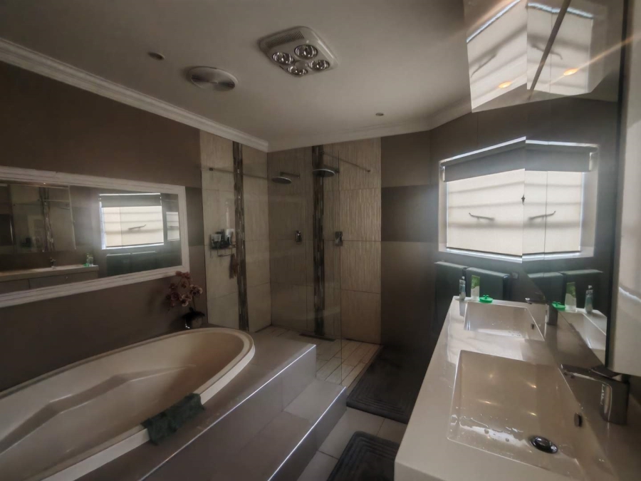 5 Bedroom Property for Sale in Eldoraigne Gauteng