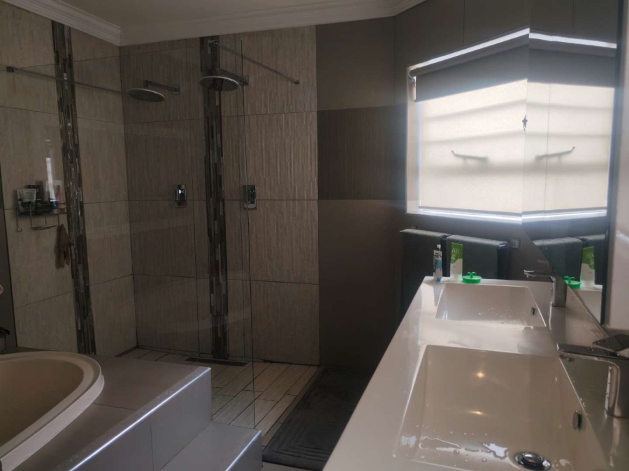 5 Bedroom Property for Sale in Eldoraigne Gauteng