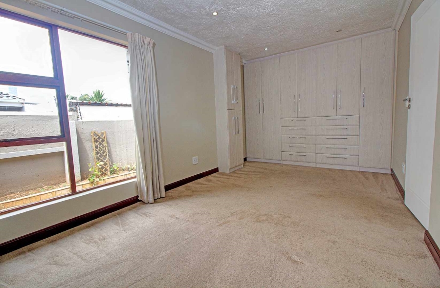 4 Bedroom Property for Sale in Roodekrans Gauteng