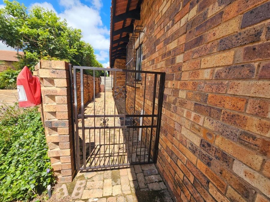 3 Bedroom Property for Sale in Radiokop Gauteng