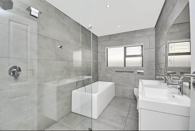 4 Bedroom Property for Sale in Hurlingham Manor Gauteng