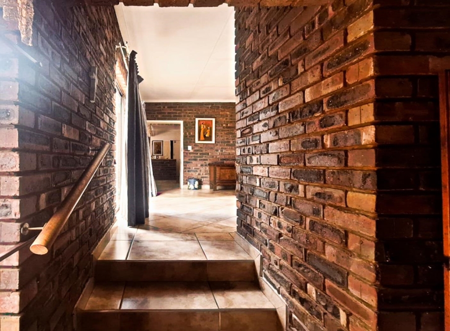 4 Bedroom Property for Sale in Garsfontein Gauteng