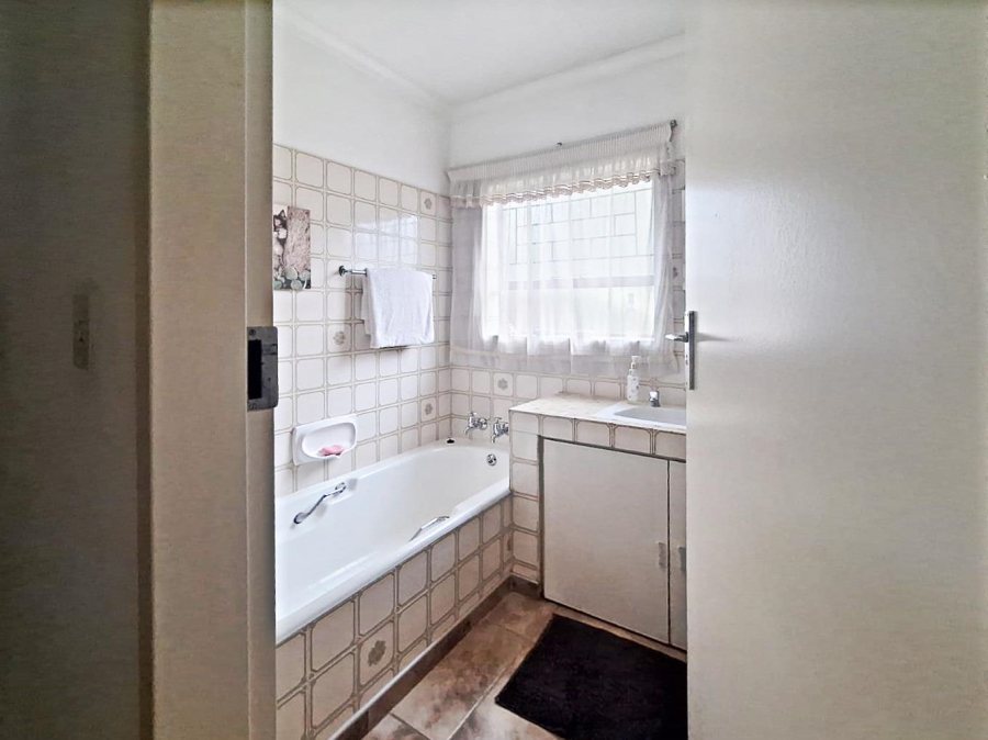 4 Bedroom Property for Sale in Garsfontein Gauteng