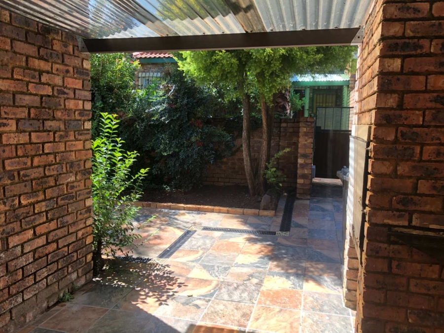 To Let 2 Bedroom Property for Rent in Weltevreden Park Gauteng