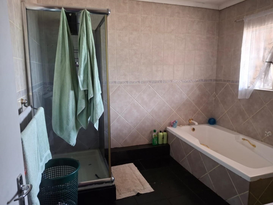 5 Bedroom Property for Sale in Moreleta Park Gauteng