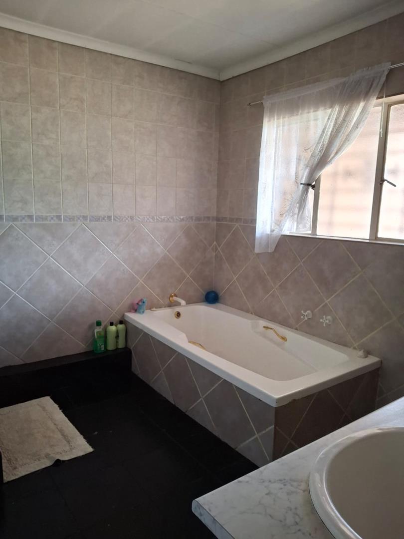 5 Bedroom Property for Sale in Moreleta Park Gauteng