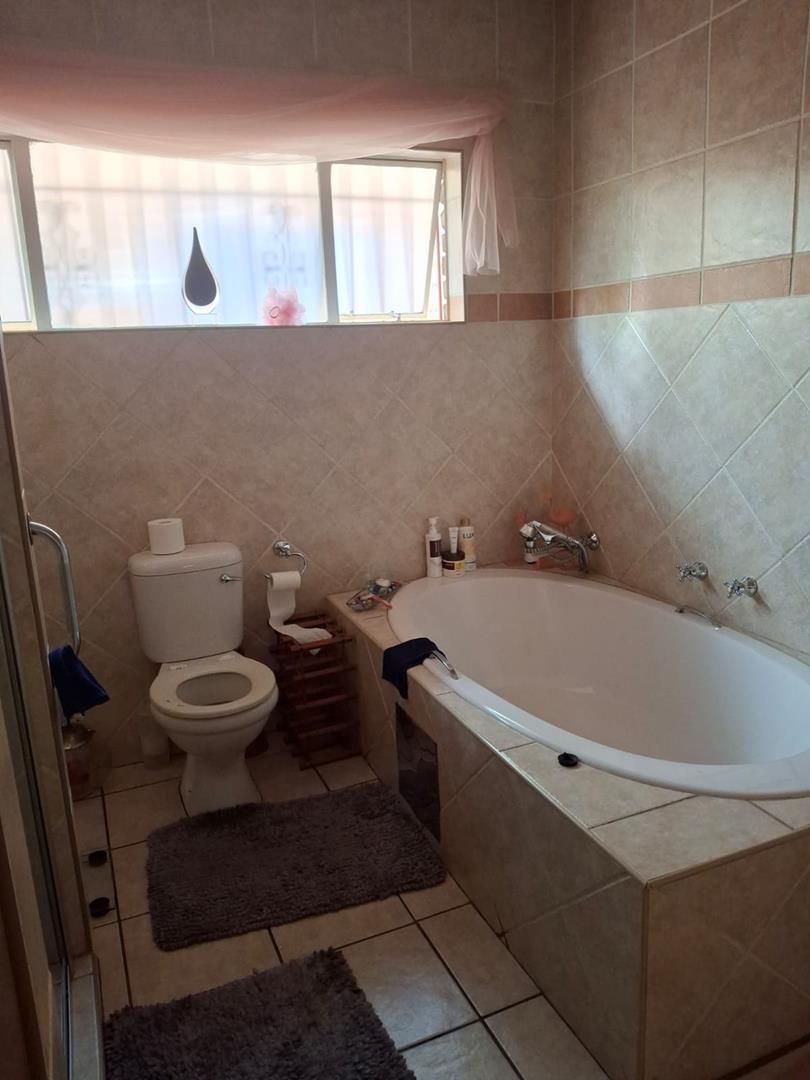 5 Bedroom Property for Sale in Moreleta Park Gauteng