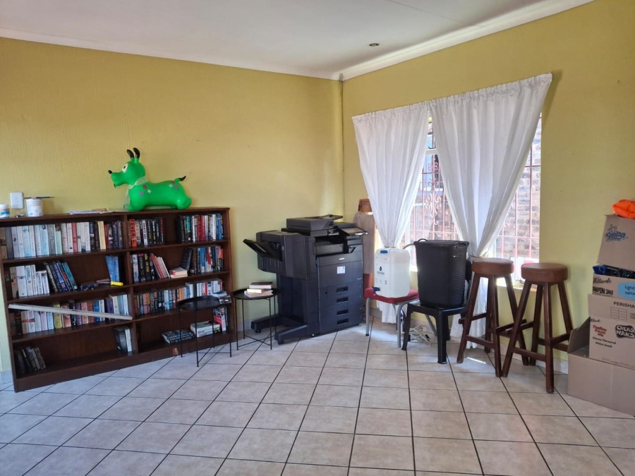 5 Bedroom Property for Sale in Moreleta Park Gauteng