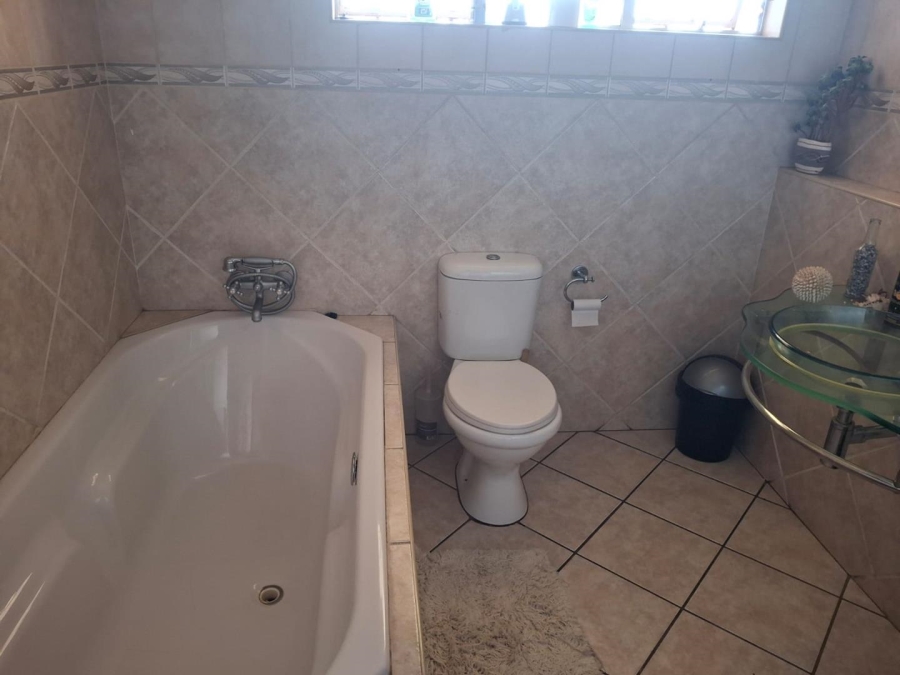 5 Bedroom Property for Sale in Moreleta Park Gauteng