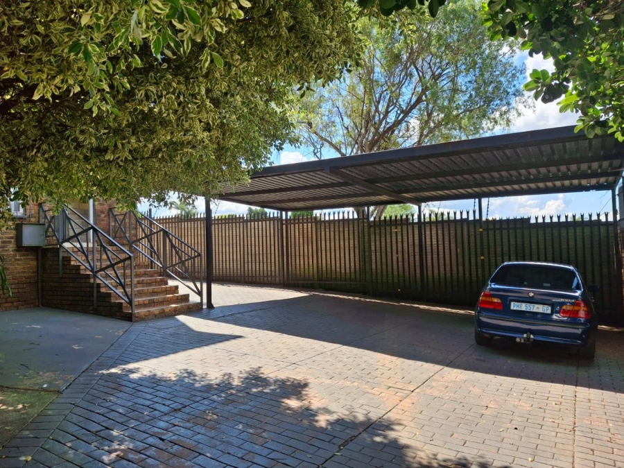 5 Bedroom Property for Sale in Moreleta Park Gauteng