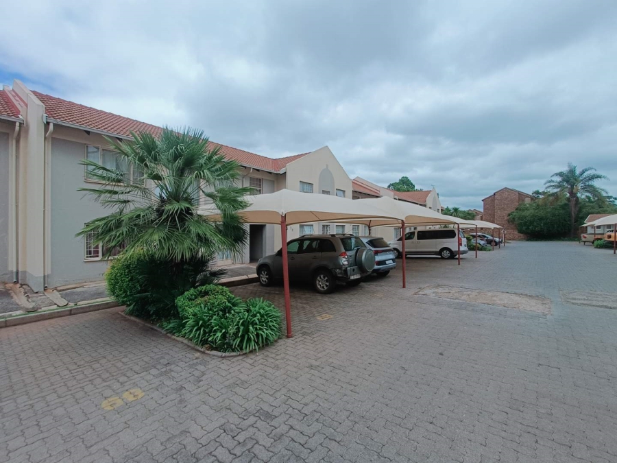 2 Bedroom Property for Sale in Die Hoewes Gauteng